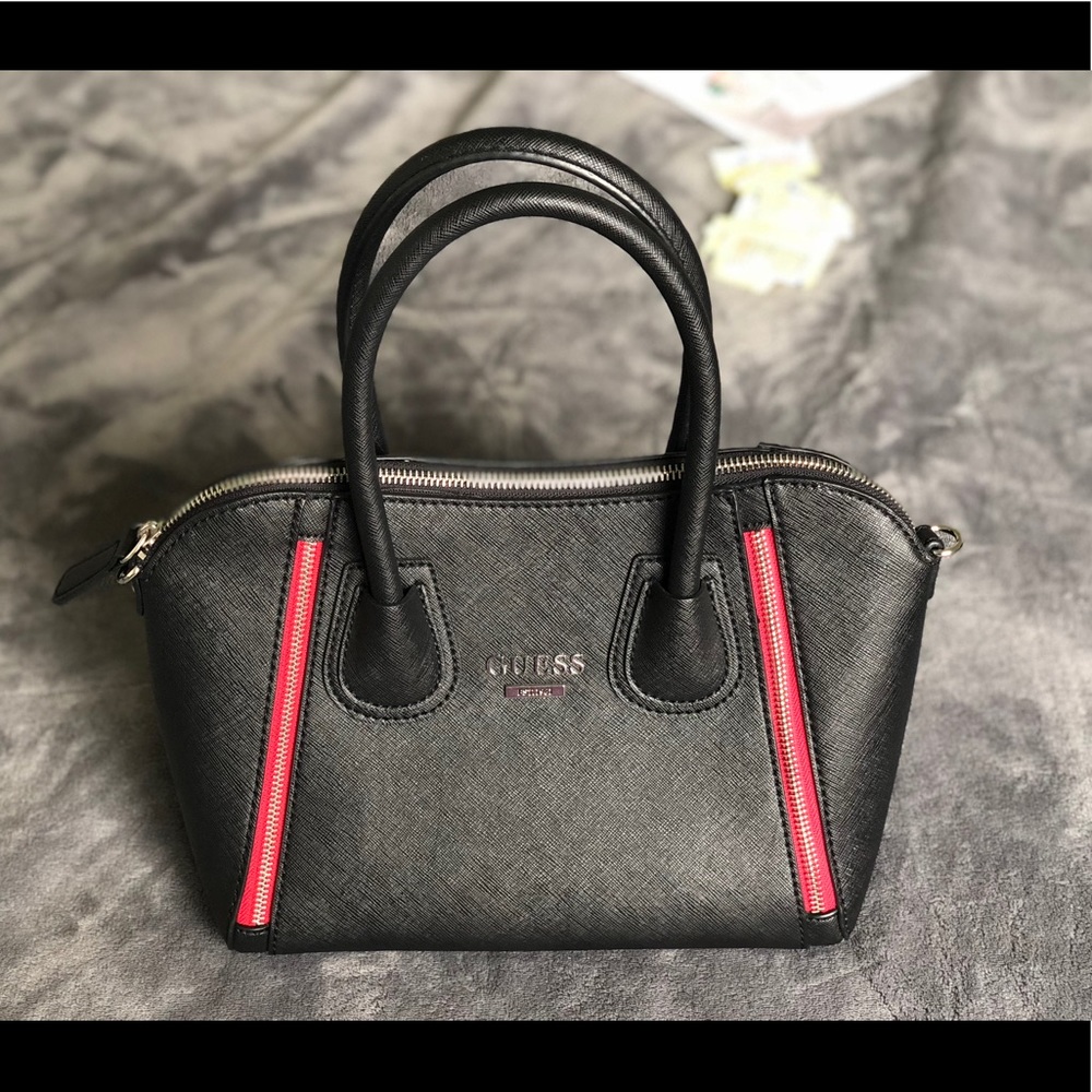 Guess top handle black